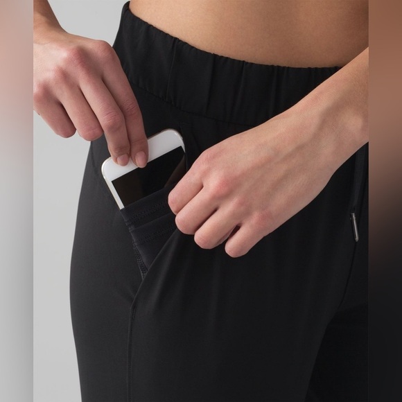 Lululemon On The Fly Pant *Woven 28", Black, Size 4 - Picture 4 of 11